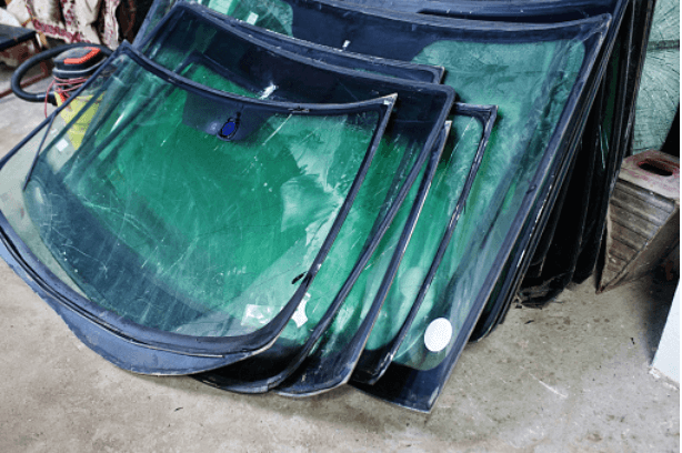 Plusieurs pare-brises cassés